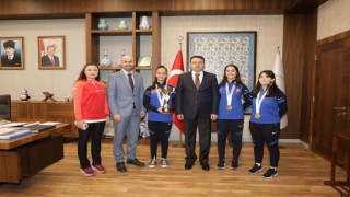 Vali Işın, dereceyle dönen sporcuları kabul etti