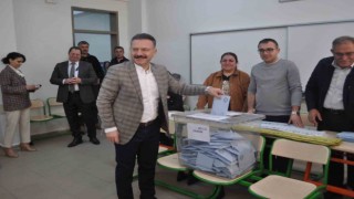 Valisi Hüseyin Aksoy eşiyle birlikte sandık başına gitti