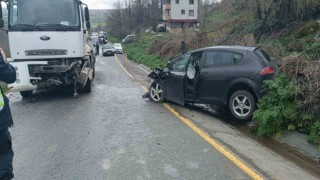 Vidanjör ile kafa kafaya çarpışan otomobil hurdaya döndü: 1 yaralı