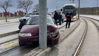 Virajı alamayan otomobil tramvay yoluna girdi