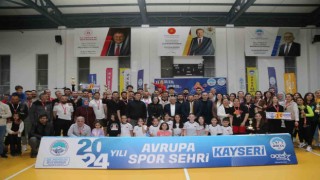 Voleybol turnuvasında dereceye giren takımlara ödülleri veridi