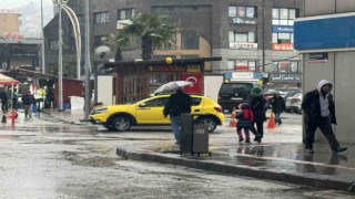 Yağışlı havaya hazırlıksız yakalandılar