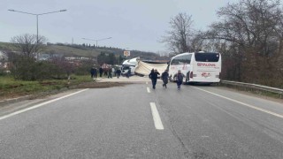 Yalovada devrilen mıcır yüklü tıra otobüs çarptı