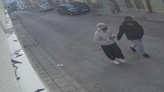 Yardım toplama bahanesiyle girdikleri apartmanda boş dairelerin kapılarını zorladılar