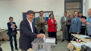 Yaşlı adam kalp krizi geçirirken Büyükerşeni alkışladılar