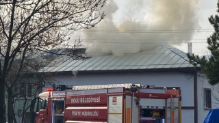Yaşlı çiftin balkona koyduğu kömür kovası 3 evi yaktı