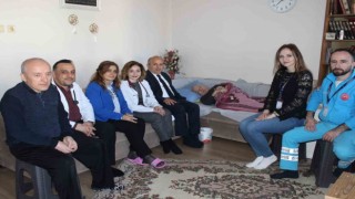 Yaşlıları evlerinde ziyaret ederek günlerini kutladılar
