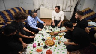 Yıldırım Belediye Başkanı Oktay Yılmaz, sahuru gençlerle yaptı