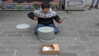 Yoğurt kabıyla bateri çalan çocuğa yoğun ilgi