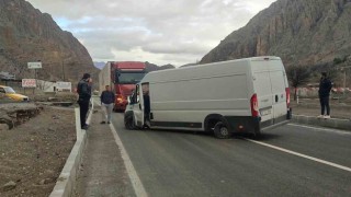 Yol kenarına dizilen bordürler kazaya davetiye çıkarıyor