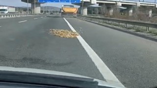 Yola dökülen kumlar trafikte tehlikeli oluşturdu