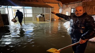 Yüksekovada evi sular altında kalan 5 nüfuslu aile, akrabalarına sığındı