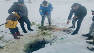 Yüzeyi buz tutan Balık Gölünde, buzu kırıp balık tuttular