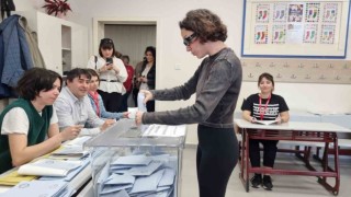 Zeynep Bastık, oy sırası beklemek istemeyince yerine asistanını koydu