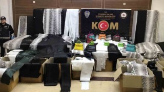Zeytinburnunda deri imalathanesine baskın: Binlerce kaçak yılan ve deve kuşu derileri ele geçirildi
