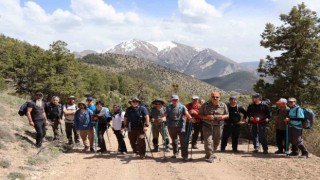 15 km yürüdüler, sonra zirvenin keyfini çıkardılar