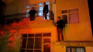 2. katta suçüstü yakalanan azılı hırsız, polis ekibiyle evde mahsur kaldı