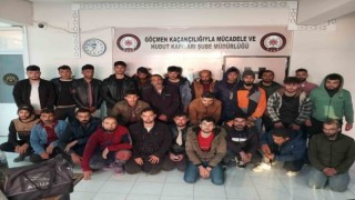 26 kaçak göçmeni tıka basa minibüse dolduran 2 organizatör tutuklandı