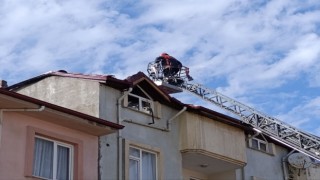 3 katlı binanın çatısında panikleten yangın