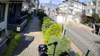 3 kişinin yaralandığı feci kaza saniye saniye kameraya yansıdı