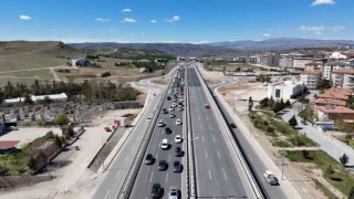 43 ilin geçiş güzergahında trafik yoğunluğu: Tatilciler yollara akın etti