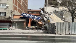 5 katlı iş merkezi, tek darbede yerle bir oldu