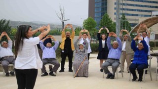 65 yaş üstü hastalar hastane bahçesinde egzersiz yaptı