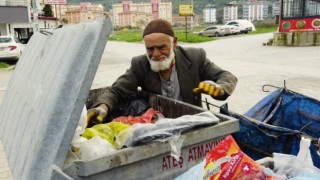 76 yaşındaki yaşlı adamın 6 saatlik çöp mesaisi