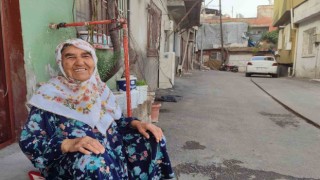 83 yaşındaki Fatma teyze her gün evinin önünü süpürerek örnek oluyor