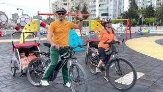 Adana'da 3 çocuğuyla bisiklette gezen çift görenleri hayrete düşürüyor