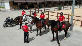 Adanada engelli çocuklar polis araçlarına ve ata bindi