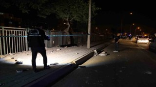 Adanada feci kaza... Kontrolden çıkan motosiklet kaldırıma çarpıp sürüklendi: 2 ölü