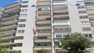 Adanada hasarlı binaya giren hırsız çarşafları sarkıtıp inerken düşerek öldü