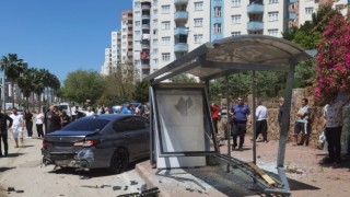 Adanada lüks otomobil otobüs durağına çarptı: 7 yaralı