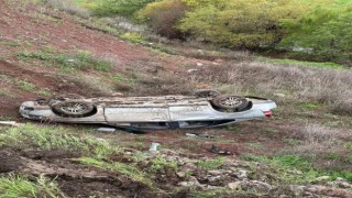 Adıyamanda otomobil şarampole yuvarlandı: 2 yaralı