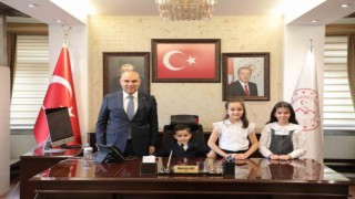 Ağrıda Vali Mustafa Koç, koltuğunu 2nci sınıf öğrencisine devretti