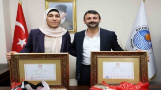 Akdeniz Belediye Başkanı Sarıyıldız, mazbatasını aldı