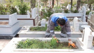 Aksarayda belediye ekipleri mezarlıkları bayrama hazırlıyor