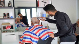 Aksarayda emekliler ücretsiz tıraş ediliyor