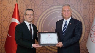 Alanya Belediye Başkanı Osman Özçelik, mazbatasını aldı