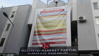 Alanya Belediyesinin borç bakiyesi afişine MHPden alacak kalemli afişle cevap