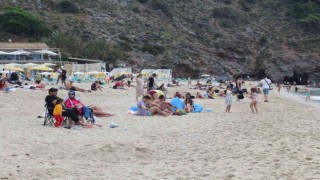 Alanyada vatandaşlar bayramın 3üncü gününü plajda geçirdi
