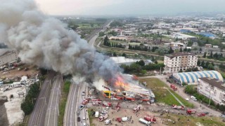 Alev alev yanan market havadan görüntülendi