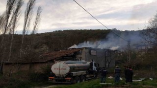 Alevlere teslim olan 2 katlı ev kullanılmaz hale geldi