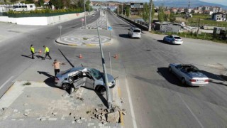 Alkollü direksiyon başına geçti, kaza yapınca Bindirin götürün dedi