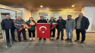 Almanyada tarih yazan Erzincanlı kızlara havalimanında karşılama
