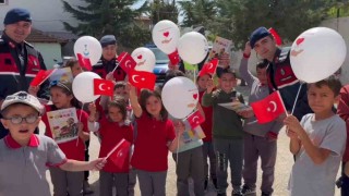 Amasyada jandarmalar öğrencilere bayram sevinci yaşattı