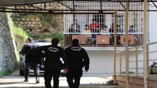 Amasyada yakalanan 64 kaçak göçmenden 25i Göç İdaresi Müdürlüğü binasından kaçtı