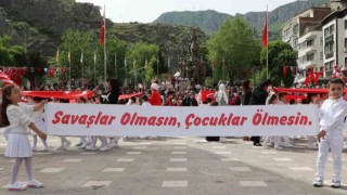 Amasyalı çocuklar 23 Nisan töreninde pankart açtı: ‘Savaşlar olmasın, çocuklar ölmesin