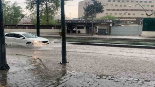Aniden bastıran sağanak yağış sürücülere zor anlar yaşattı
